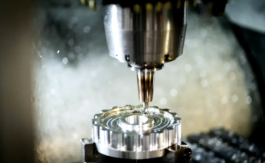 Spindle cutting a profile into an aluminium part